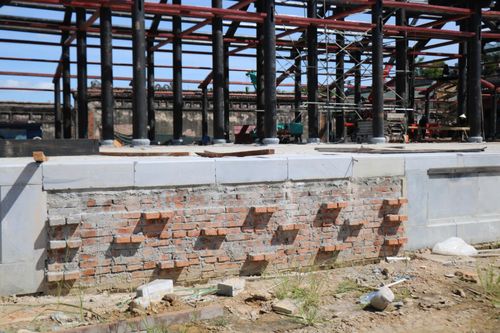 Công trình cũng sẽ được phục hồi tường bao bằng gạch vồ, hệ khung gỗ, hệ mái, hệ vách ván, liên ba, cửa. Toàn bộ cấu kiện gỗ được bảo quản chống ẩm và chống mối, hệ khung gỗ phục hồi sơn son thếp vàng. Ảnh: H.D.
