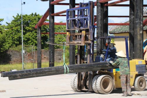 Hiện Trung tâm Bảo tồn Di tích Cố đô Huế đang tiếp tục sưu tầm, bổ sung và khai thác triệt để các nguồn tư liệu, đồng thời thường xuyên tham vấn ý kiến chuyên gia, nghệ nhân, nhà khoa học có liên quan. Ảnh: H.D.