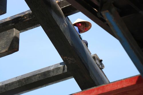 Theo Ban Quản lý dự án, trong quá trình phục hồi, tu bổ, khó khăn hiện nay là một số hoa văn, họa tiết trang trí của công trình ở một số ô hộc, cổ diềm chưa được tìm thấy trong các tư liệu và tài liệu. Ảnh: H.D.