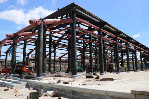Dự án có tổng mức đầu tư hơn 199 tỷ đồng từ nguồn ngân sách thành phố, thực hiện tại Đại nội Huế. Theo quy mô đầu tư, điện Cần Chánh được tu bổ, gia cường nền móng, bó vỉa, bậc cấp theo nguyên trạng, tu bổ, phục hồi hệ chân tảng đá thanh, nền lát gạch hoa, bảo quản chống ẩm và chống mối nền. Ảnh: H.D.