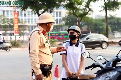 Ngay những ngày đầu năm học mới, lực lượng CSGT Hà Nội tăng cường kiểm tra, xử lý vi phạm giao thông tại các khu vực trường học, đồng thời phối hợp với nhà trường để chấn chỉnh ý thức tham giao giao thông của học sinh. (Ảnh Thành Long)