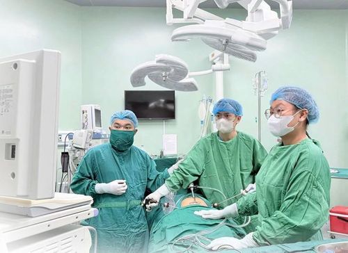 Ê-kíp bác sĩ Khoa Phụ ngoại, Bệnh viện Sản Nhi Nghệ An thực hiện phẫu thuật nội soi bóc u xơ, bảo tồn tử cung cho người bệnh. Ảnh: BVCC.
