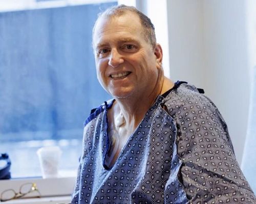 Tim Andrews trong phòng bệnh tại Bệnh viện Đa khoa Massachusetts, 4 ngày sau khi được ghép thận từ lợn biến đổi gen. (Ảnh: MGH)