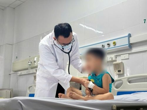 Adenovirus thường gây sốt cao kéo dài hơn các virus khác. Trường hợp nặng, bệnh có thể tiến triển thành viêm phế quản, viêm phổi. Ảnh: Đ.Thanh