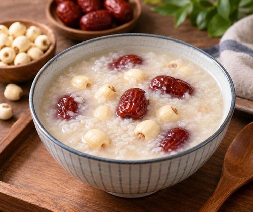 Cháo hạt sen táo đỏ dễ tiêu hóa, giúp thư giãn tinh thần. Ảnh: AI.
