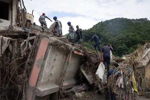 Cảnh sát Nepal tìm kiếm nạn nhân của trận lũ quét và sạt lở đất kinh hoàng ở Betrawati, huyện Nuwakot ngày 6-9-2026