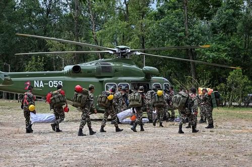 Quân đội lên đường tham gia hoạt động cứu hộ sau trận lũ quét ở Trishuli, huyện Nuwakot, Nepal ngày 7-9-2026
