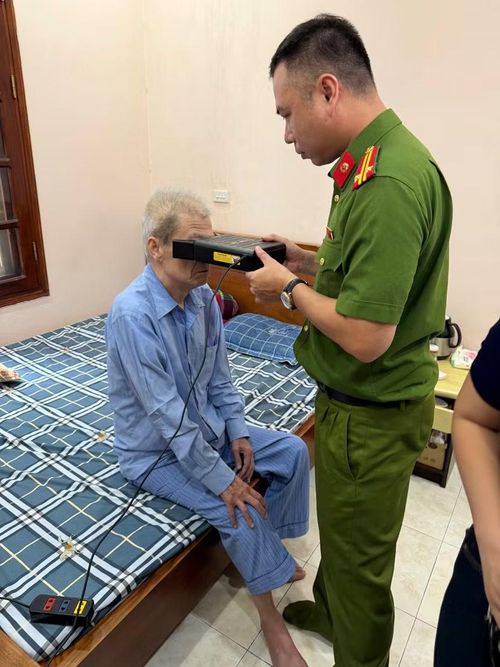 Cán bộ Công an phường cẩn thận, tỉ mỉ thực hiện các công đoạn lấy vân tay, mống mắt, chụp ảnh cho người dân