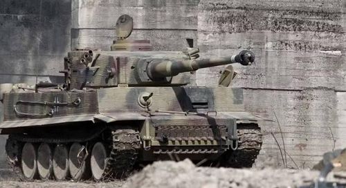 Tiger I được trang bị pháo 88 mm và có lớp giáp rất nặng. Trong khi đó, Sherman với pháo 75 mm gặp khó khăn khi phải xuyên giáp trước của những đối thủ này. Ngay cả pháo 76 mm sau đó cũng chưa thể hoàn toàn giải quyết khoảng cách.