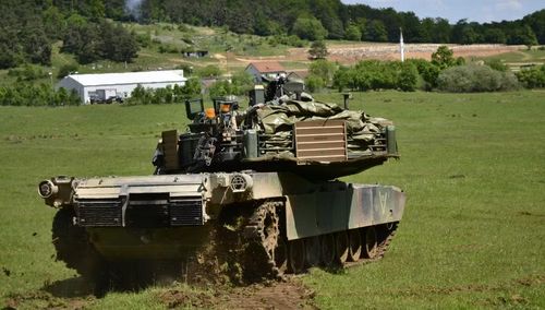 Nhìn tổng thể, M1 Abrams đời đầu có trọng lượng hơn 55 tấn, động cơ turbine 1.500 mã lực, tốc độ trên 70 km/h, tầm hoạt động khoảng 400 km, pháo 105 mm và kíp lái 4 người.
