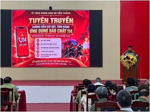 Thiếu tá Hoàng Văn Hải giới thiệu tính năng app “báo cháy 114”