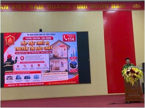 Thiếu tá Hoàng Văn Hải giới thiệu thiết bị truyền tin báo cháy