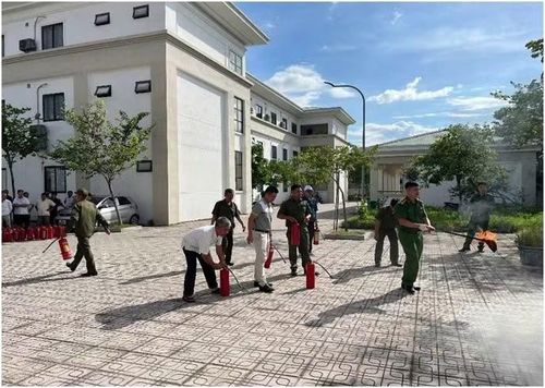 Các học viên tham gia thực hành phương tiện PCCC tại hội nghị
