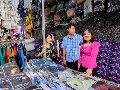 Mô hình “Chợ 4.0 - Thanh toán không dùng tiền mặt” tại xã U Minh (tỉnh Cà Mau) góp phần quảng bá sản phẩm và thúc đẩy sử dụng hàng Việt.