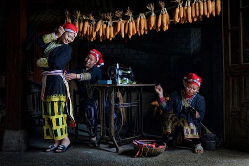 Ảnh “Thợ may người Dao”, Huy chương vàng FIAP cuộc thi 7° Trofeo il Cassero tại Ý năm 2019.