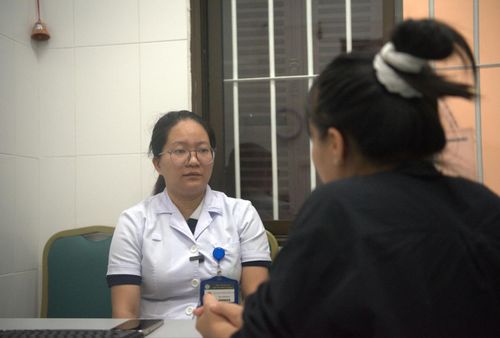Bác sĩ Bảo Ngọc thăm khám cho bệnh nhân. Ảnh: Phương Anh.