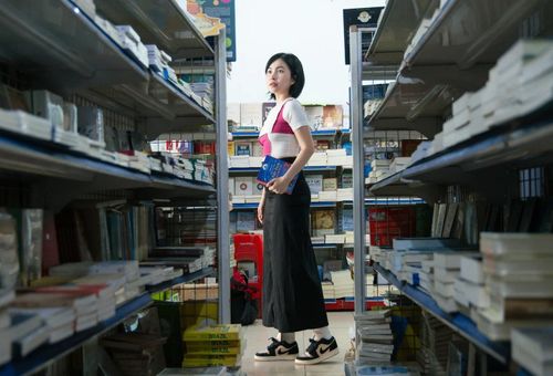 Muốn thoát khỏi vòng lặp của màn hình, bạn cần bắt đầu từ những thay đổi nhỏ như giảm thông báo, đặt điện thoại xa tầm tay, tập đọc sách hay tham gia những hoạt động bản thân yêu thích. Ảnh: Duy Hiệu.