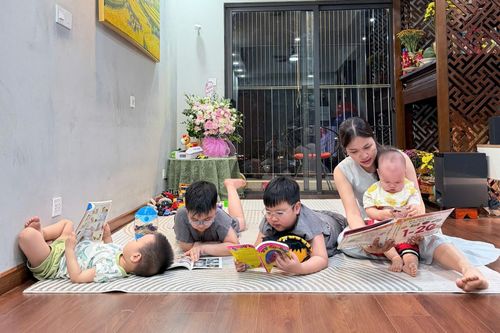 Chị Oanh và các con đọc sách khi còn ở nhà cũ tại Hà Nội.