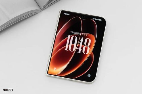  Xiaomi 18 Fold được định giá ở phân khúc cao cấp với giá khởi điểm từ 10.999 NDT (khoảng 42,7 triệu đồng) cho bản 12GB+256GB và cao nhất 14.999 NDT (khoảng 58,3 triệu đồng) cho bản 16GB+1TB. Đáng chú ý, hãng còn ra mắt phiên bản đặc biệt với mặt lưng gốm giới hạn 1.500 chiếc với giá 15.999 NDT (khoảng 62,2 triệu đồng). Ảnh: Fengchao Technology. 