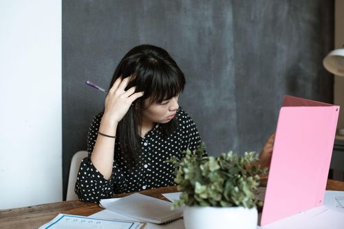  Khi những công việc lặp lại được giao dần cho AI, nhân sự trẻ có ít cơ hội hơn để học nghề theo cách truyền thống. Ảnh minh họa: RDNE/Pexels.