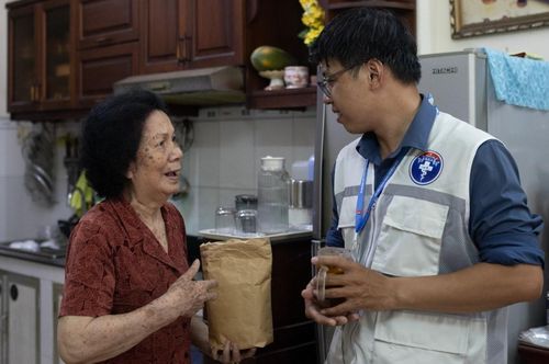  Bác sĩ Đội chăm sóc sức khỏe liên tục gắn với địa bàn - y tế gia đình thuộc Trạm Y tế phường Xuân Hòa đến khám bệnh cho người dân trên địa bàn. Ảnh: Khương Nguyễn.