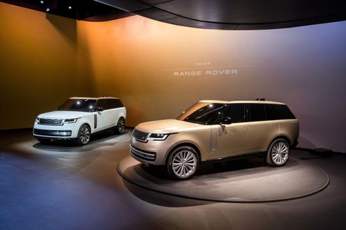 Việc JLR đồng thời tinh giản hàng nghìn việc làm và duy trì chương trình đầu tư quy mô lớn cho thấy hãng đang cố gắng cân bằng giữa mục tiêu giảm chi phí trong ngắn hạn và quá trình chuyển đổi sang các công nghệ mới trong dài hạn.