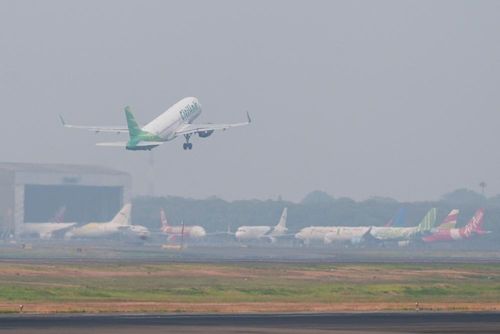  Sân bay quốc tế Soekarno-Hatta đã hoạt động trở lại sau khi tạm thời đóng cửa vì núi lửa. Ảnh: Reuters.