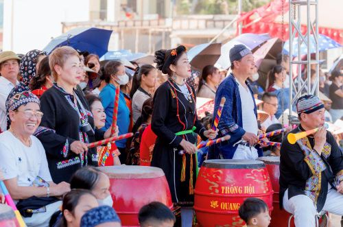 Đông đảo người dân đến sân theo dõi và cổ vũ giải đấu