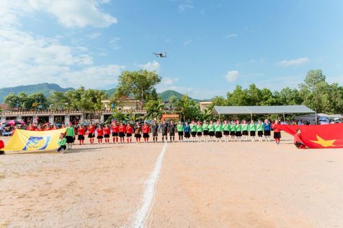 Thôn Ngọc Lập và Thôn Đồng Quảng tranh tài ở trận chung kết Giải bóng đá nữ xã Minh Hòa 2026.