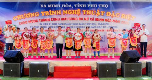 Ban Tổ chức trao cờ lưu niệm cho các đội bóng tham dự Giải bóng đá nữ xã Minh Hòa năm 2026.