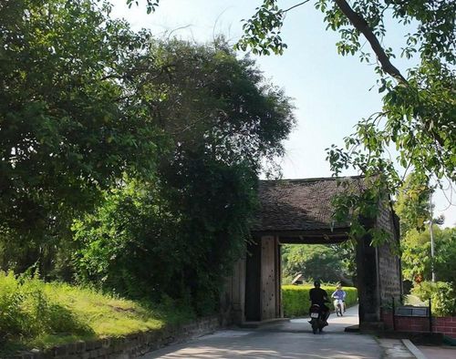 Cổng làng Mông Phụ