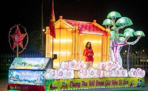 Mô hình đèn Trung thu được thắp sáng và đi qua những con đường quê hương, đó không chỉ là ánh sáng của lễ hội mà còn là biểu tượng cho sự tiếp nối văn hóa