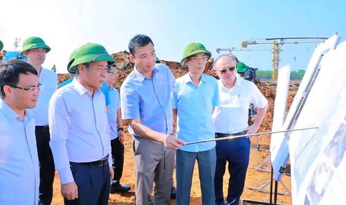 Bí thư Tỉnh ủy Thanh Hóa Lê Đức Thái cùng đoàn công tác kiểm tra thực địa tiến độ các dự án tại Khu du lịch Am Tiên. Ảnh: Minh Hiếu