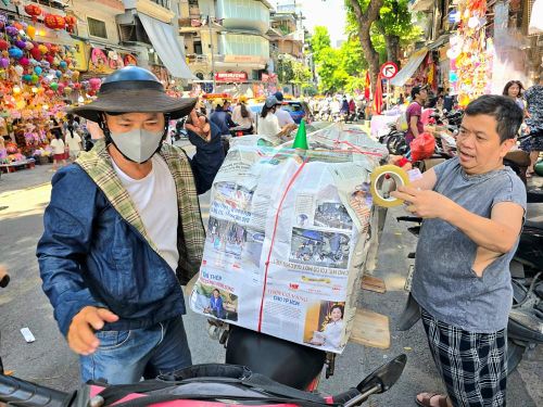Hàng được các nơi chuyển đến liên tục tại các cửa hàng