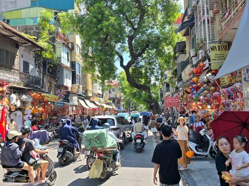 Còn khoảng ba tuần nữa là đến Trung thu, phố Hàng Mã đã ngập tràn sắc màu