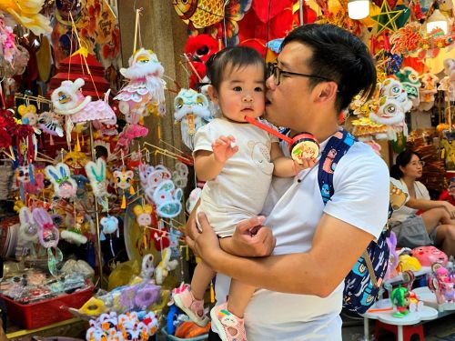 Các gia đình đưa trẻ em đến chơi và mua sắm tại phố Hàng Mã