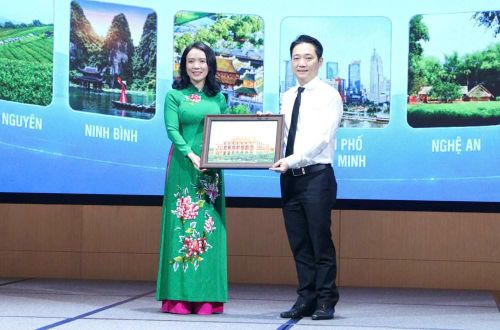 Đại diện các đơn vị trao quà lưu niệm, tăng cường giao lưu và kết nối hợp tác du lịch. Ảnh: Duy Chương