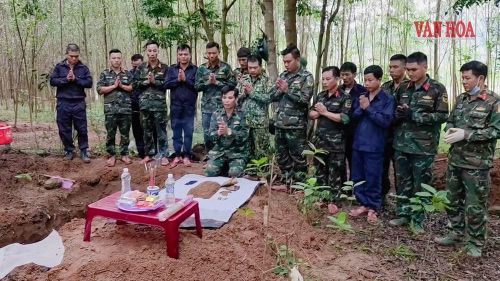 Cán bộ, chiến sĩ Đội Tìm kiếm, quy tập hài cốt liệt sĩ số 1 thắp hương tưởng niệm liệt sĩ vừa được tìm thấy tại Bãi Dinh