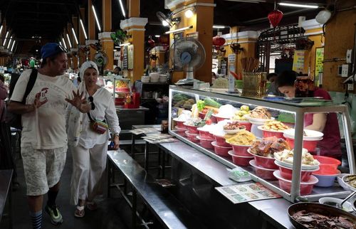 Chợ Hội An là điểm đến du lịch không thể bỏ qua đối với du khách trong hành trình khám phá phố cổ Hội An. Ảnh: Đỗ Trưởng - TTXVN