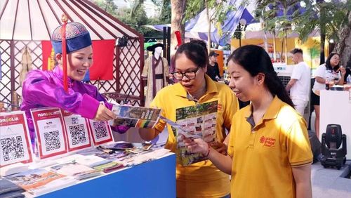 Gian hàng giới thiệu du lịch Mông Cổ tại sự kiện tổ chức ở Việt Nam. (Ảnh: TTXVN)