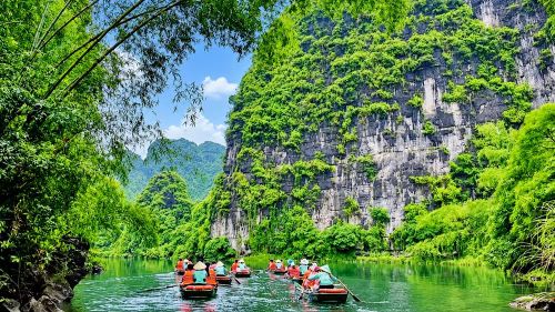 Du khách tham quan Tràng An, Ninh Bình. (Ảnh: HOÀNG TRƯỜNG)