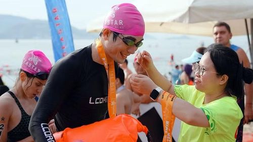 Vận động viên khiếm thị Huỳnh Ngọc Tiến nhận huy chương tại một giải đấu open water (bơi trong môi trường tự nhiên). (Ảnh: Nhân vật cung cấp)