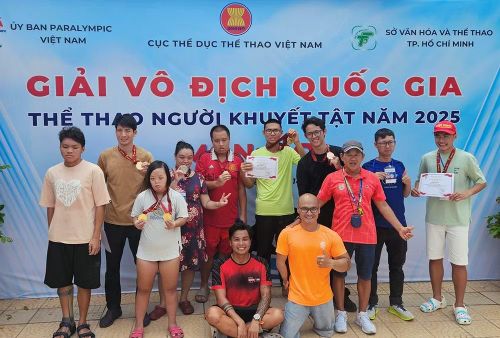 Anh Huỳnh Ngọc Tiến (thứ hai từ trái sang) cùng các vận động viên tại Giải vô địch quốc gia thể thao người khuyết tật năm 2025. (Ảnh: Nhân vật cung cấp)