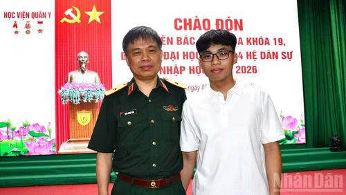 Thiếu tướng, Phó Giáo sư, Tiến sĩ Trần Ngọc Tuấn, Phó Giám đốc Học viện Quân y động viên sinh viên Nguyễn Quốc Dũng - một trong ba thí sinh đạt 30/30 điểm xét tuyển vào Học viện Quân y hệ dân sự năm 2026. (Ảnh: TUẤN DŨNG)