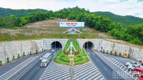 Tuyến hầm đường bộ qua đèo Cả thuộc dự án đường cao tốc bắc-nam. (Ảnh: DOÃN TUẤN LINH)