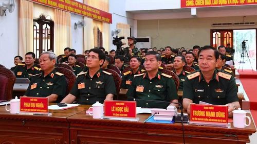 Các đồng chí lãnh đạo Bộ Tổng tham mưu, Quân khu 5 và Bộ Chỉ huy Quân sự tỉnh Đắk Lắk dự lễ khai mạc diễn tập. (Ảnh: CTV)