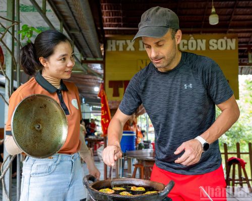 Làm bánh truyền thống là một trong những nét văn hóa được người dân Cồn Sơn gìn giữ cẩn thận qua nhiều thế hệ. Du khách được trực tiếp tham gia vào từng công đoạn dưới sự hướng dẫn tận tình của các hướng dẫn viên.