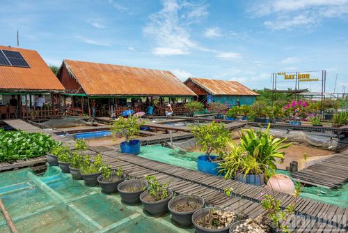 Không có khu nghỉ dưỡng sang trọng hay công trình hoành tráng, Cồn Sơn thu hút du khách bằng sự mộc mạc và mến khách, nơi mỗi người dân là một đại sứ du lịch.