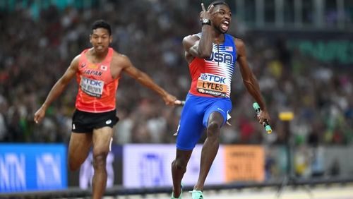 Noah Lyles (phải) quyết định kết thúc sớm mùa giải 2026 do chấn thương và sẽ không tham dự World Athletics Ultimate Championship. (Ảnh: World Athletics)