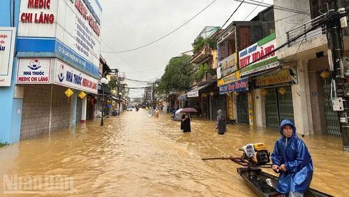 Huế vừa bị ngập lụt nặng và kéo dài vào tháng 10 năm ngoái: (Ảnh tư liệu: DQT)
